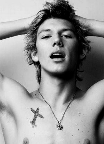 Alex Pettyfer