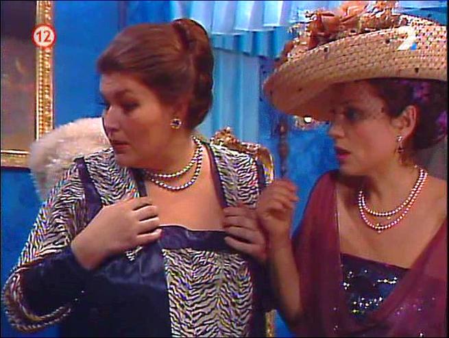 Alexandra Záborská a Soňa Valentová (Tak sa na mňa prilepila, TV inscenácia, 1989)