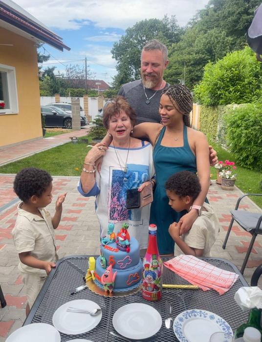 narozeninový den dvojčat s maminkou a prababičkou