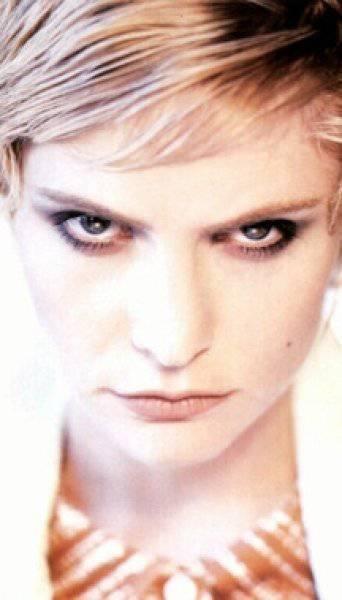 Jennifer Jason Leigh