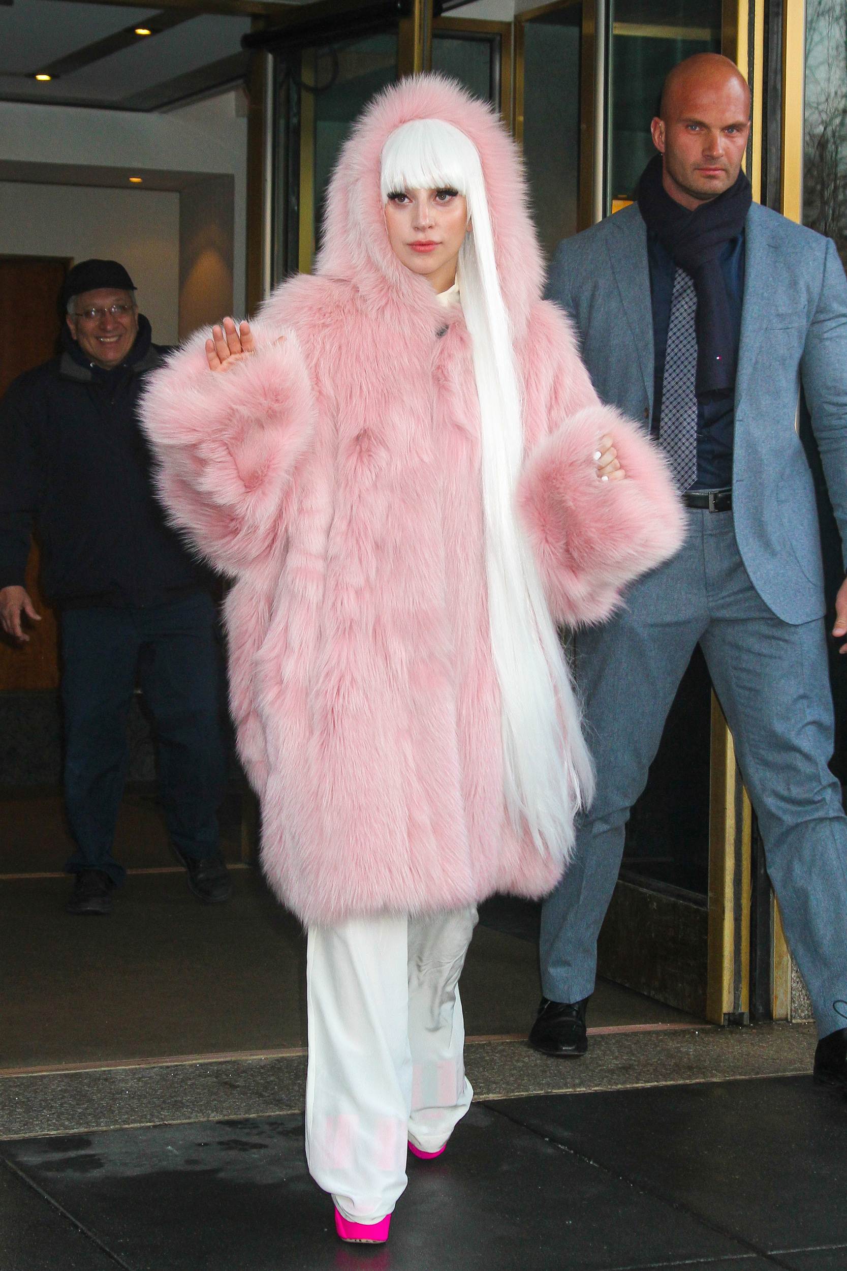 Леди Гага в розовой шубе