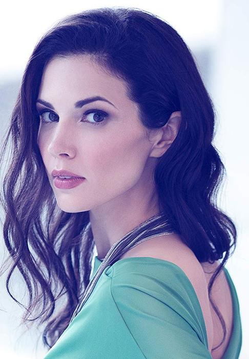 Laura Mennell