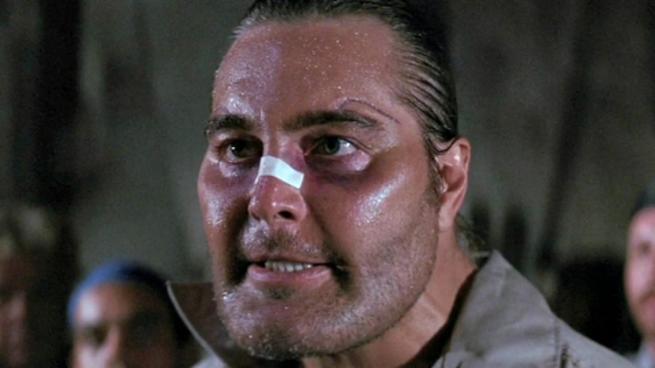 Robert ve filmu Tango a Cash kde si zahrál agresivního vězně s přezdívkou Face(=ksicht)