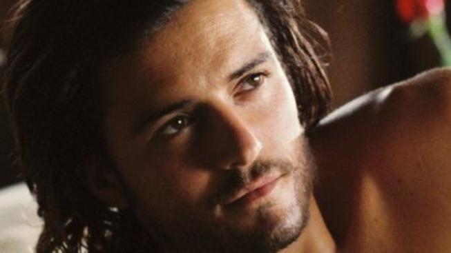 Orlando Bloom při porodu čůral do lahve
