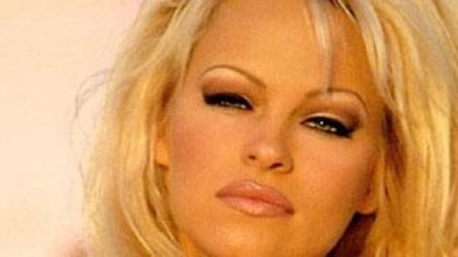 Pamela Anderson se jezdí do Británie opíjet ciderem