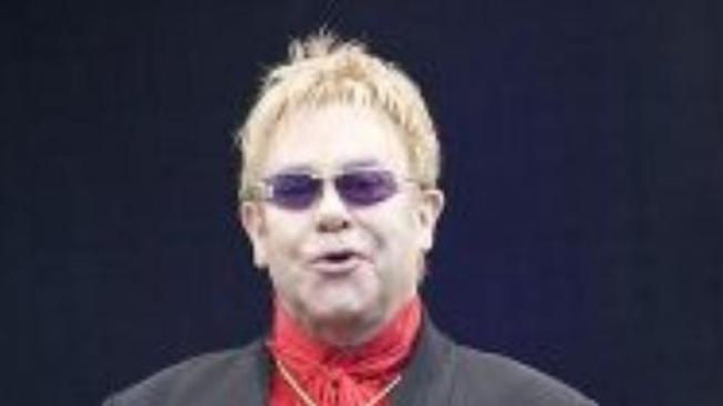 Elton John chce test otcovství