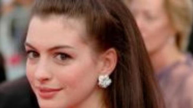 Anne Hathaway vjel pod auto cyklista