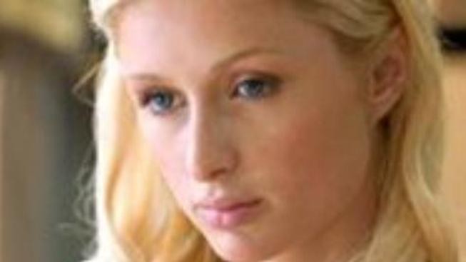 Paris Hilton musí zaplatit 680 milionů. Nechala si špatně prodloužit vlasy