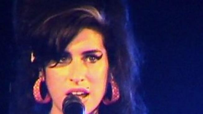 Amy Winehouse relaxuje s motyčkou v ruce