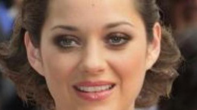 Marion Cotillard připíchli rytířský řád přímo do prsa