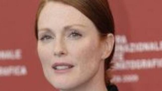 Benátky zakázaly reklamu s nahou Julianne Moore