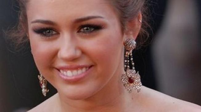 Miley Cyrus předvedla lesbický polibek se svou tanečnicí