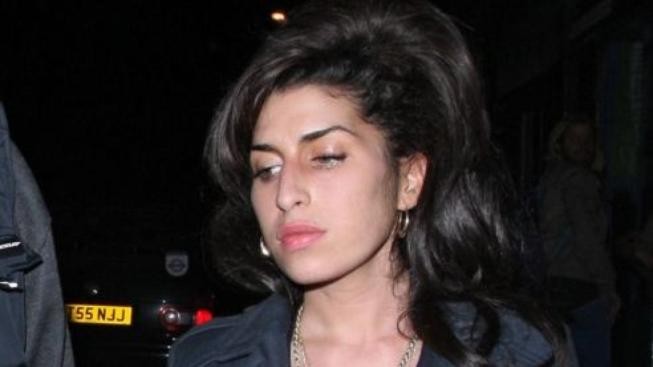 Amy Winehouse se upíjí k smrti