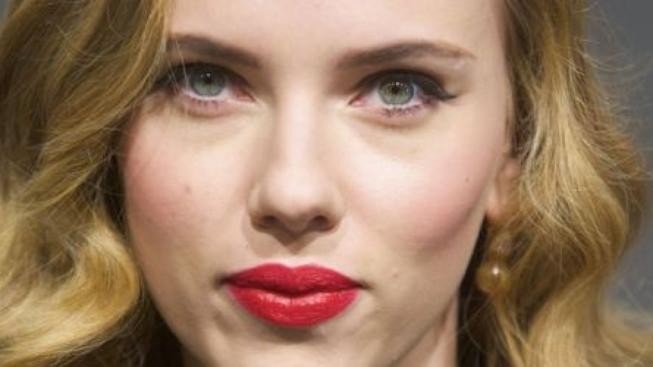 Muž zatčen k případu nahých fotek Scarlett Johanssonové 