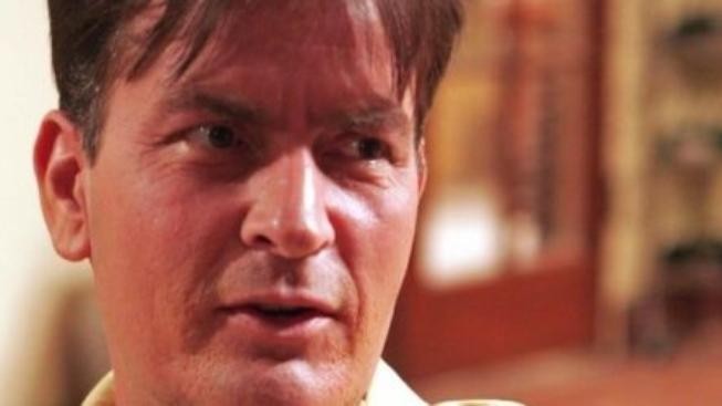 Charlie Sheen bude mít vlastní „Kurz sebeovládání“