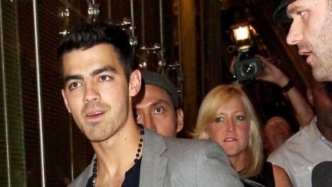 Joe Jonas z Jonas Brothers předčasně oslavil své narozeniny v Las Vegas