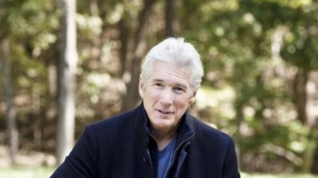 Richard Gere si i jako šedesátník užívá s nádhernou moderátorkou