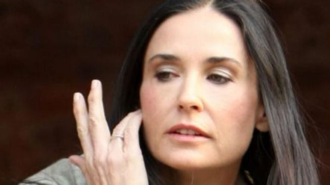 Zničená Demi Moore se vrací z léčebny. Jak na tom asi je?