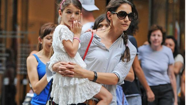Suri je na roztrhání. Rodiče se o ni přetahují Katie Holmes s dcerou Suri