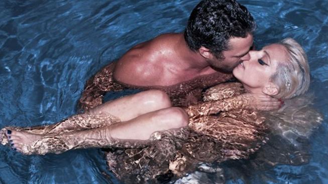 Lady Gaga se pochlubila fotkou, kde je s přítelem nahá Lady Gaga