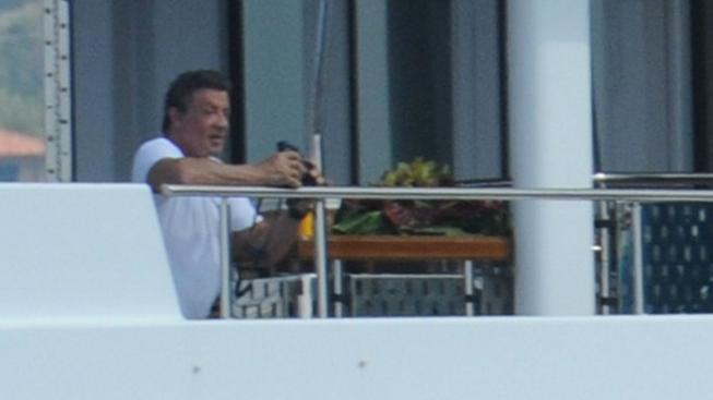 Po pohřbu syna se Stallone vydal odpočívat na jachtu Sylvester Stallone