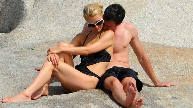 Sexy Paris Hilton si na dovolené užívá s novým přítelem Paris Hilton s přítelem