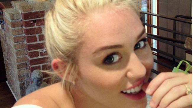Miley Cyrus se chlubí svým vyzáblým bříškem Miley Cyrus