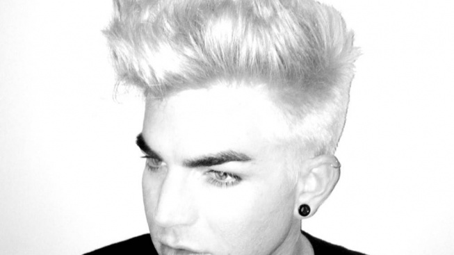 Adam Lambert překvapil blond účesem