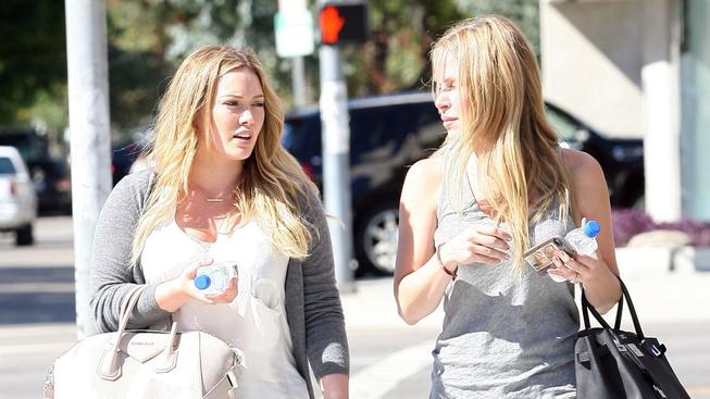 Hilary Duff už má všechna poporodní kila dole Hilary Duff (vlevo) vypadá výborně