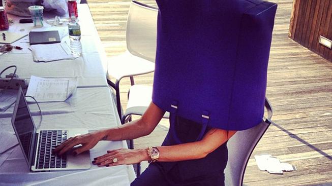 Victoria Beckham s taškou na hlavě