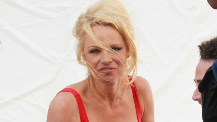 Pamela Anderson po dvaceti letech oblékla červené plavky