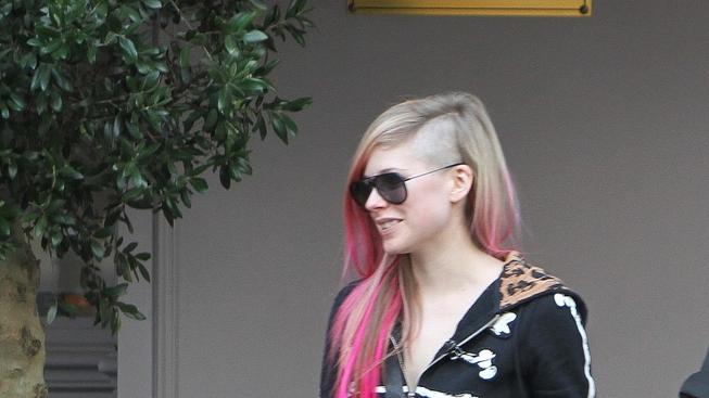 Schovává Avril těhotné bříško? Avril Lavigne