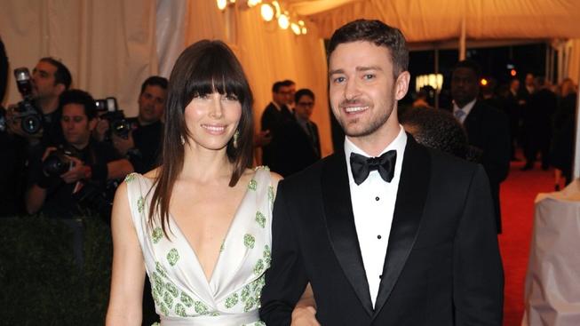 Jessica a Justin už jsou svoji, nevítané hosty svatby oslňovali reflektory Justin Timberlake a Jessica Biel