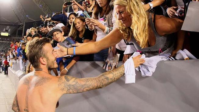 Nejšťastnější den v životě fanynky: tričko a objetí od Beckhama David Beckham s fanynkou