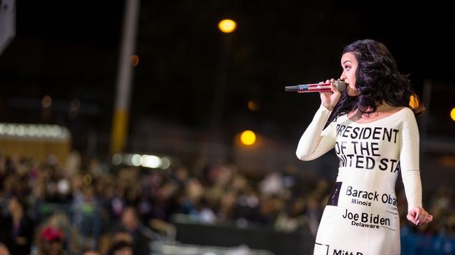 Katy Perry svými šaty fanouškům vzkázala, ať volí Obamu Katy Perry