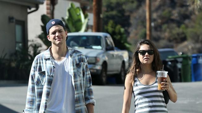 Mila Kunis popírá těhotenství navzdory vzdouvajícímu se bříšku Ashton Kutcher a Mila Kunis
