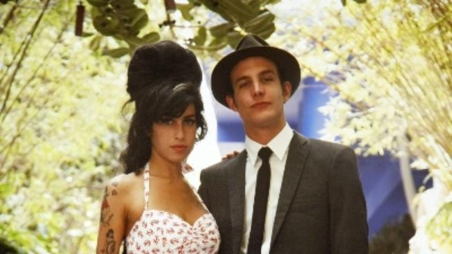 Zloději ukradli dvoje šaty, které patřily Amy Winehouse Svatební foto Amy Winehouse - tyto šaty byly ukradeny