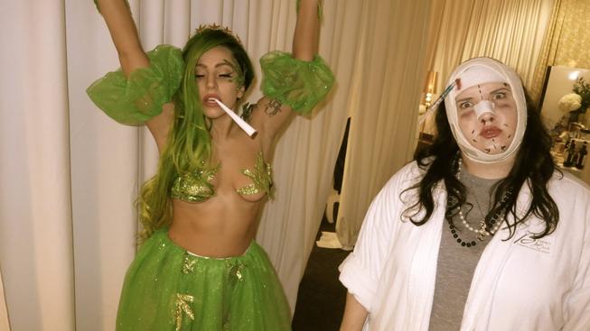 Lady Gaga na Halloween oblékla šílený "trávový" kostým Lady Gaga