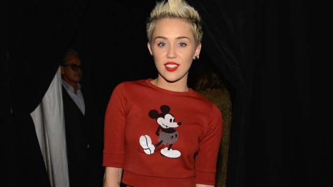 Miley Cyrus si vyšla v outfitu s Mickey Mousem a ukázala vypracované bříško