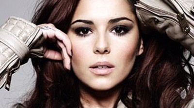 Cheryl Cole se na koncertě s Girls Aloud pochlubila obřím tetováním