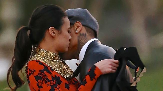 Chris Brown přistižen při objímání tajemné krásky
