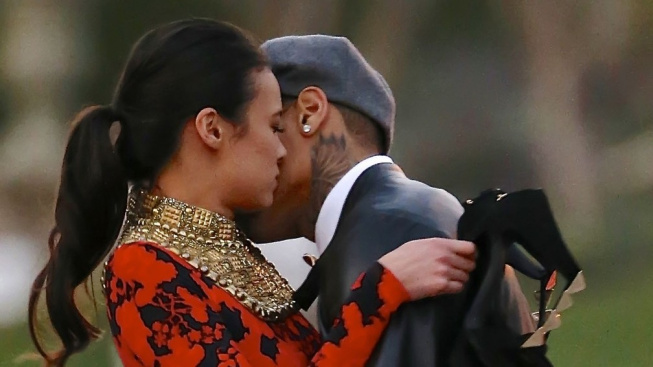 Chris Brown přistižen při objímání tajemné krásky