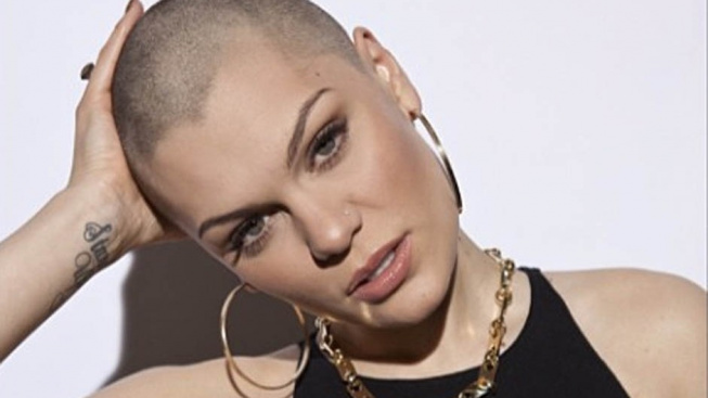 Zpěvačka Jessie J si nechala oholit dlouhou hřívu v přímém přenosu! Máme video!