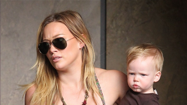 Hilary Duff prohrává boj nad svými kily, které nabrala po porodu