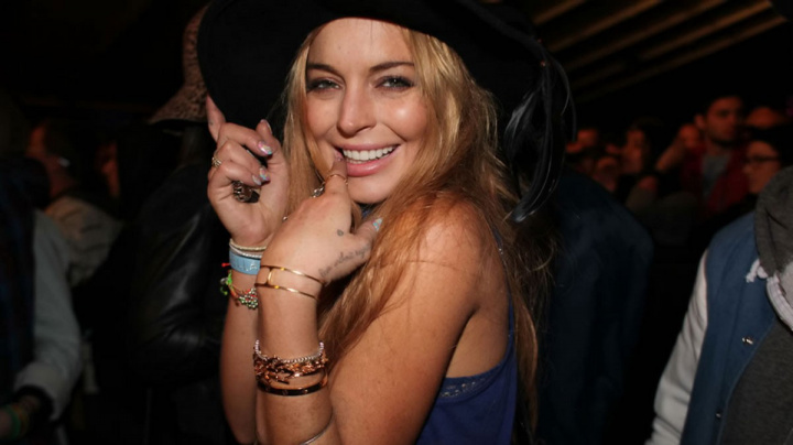 Lindsay Lohan je po třech měsících venku z léčebny a vypadá skvěle!
