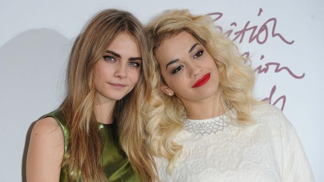Žádaná modelka Cara Delevingne pracuje na prvním albu. Pomáhá jí Rita Ora.