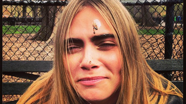 Žádanou modelku Caru Delevingne v New Yorku pokálel pták