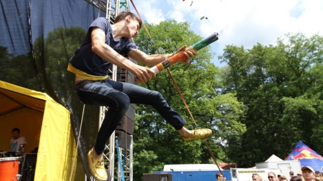 ONLINE FOTOREPORT: Okoř se šťávou slaví 15 let s Davidem Kollerem, UDG, Mandrage i Radůzou