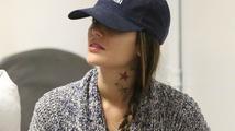 Nová móda? Půvabná Rachel Bilson ukázala barevné tetování na krku