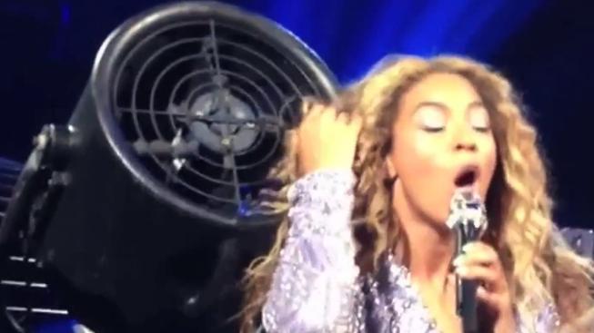 Beyoncé málem přišla na koncertě o vlasy. Máme video!